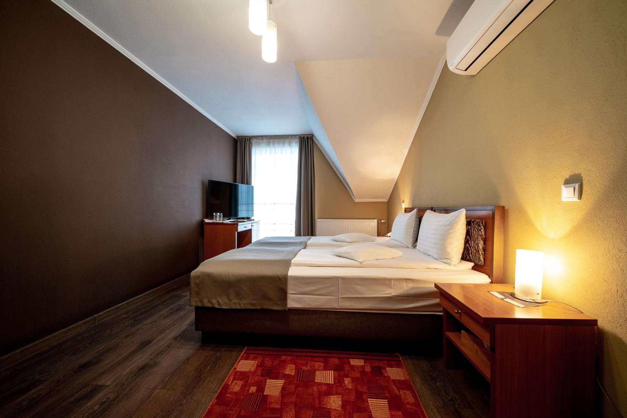 Areo Hotel & Restaurant Bradesti ภายนอก รูปภาพ
