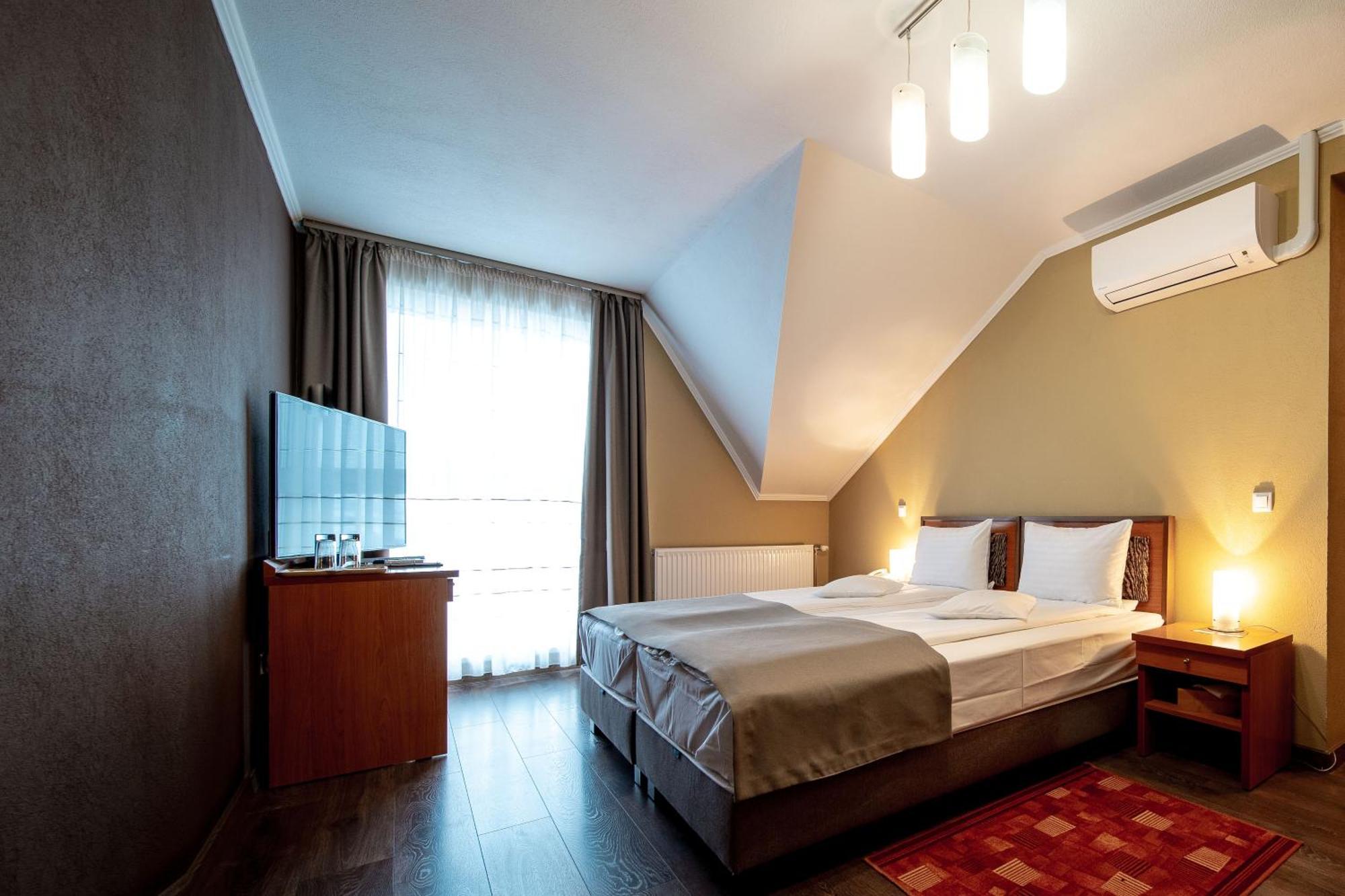 Areo Hotel & Restaurant Bradesti ภายนอก รูปภาพ